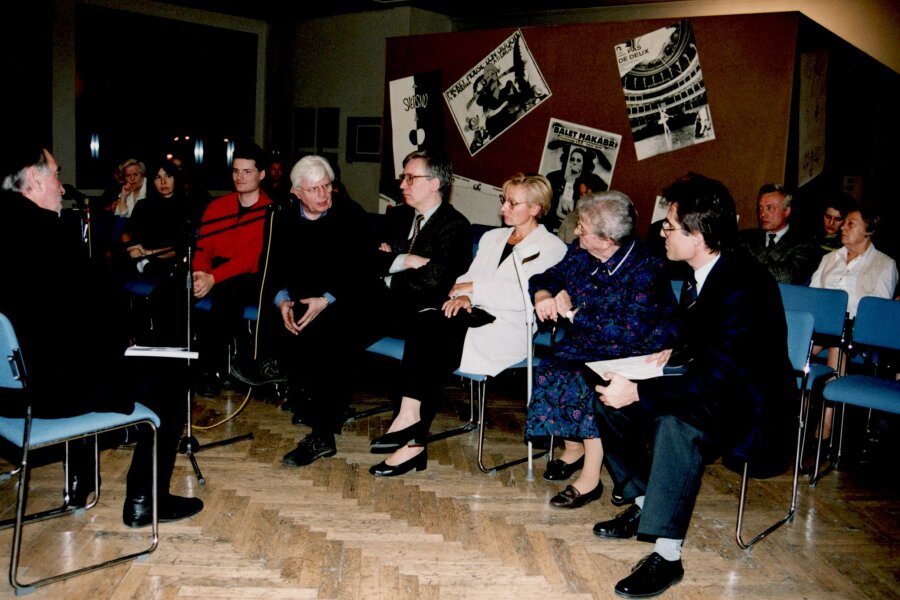zprava Zdeněk Mareček, Dora Müller, Hana Karkanová, Lubomír Slavíček, Petr Spielmann, Robert Janás; zcela vlevo Pavel Liška; foto: Anna Pecková
